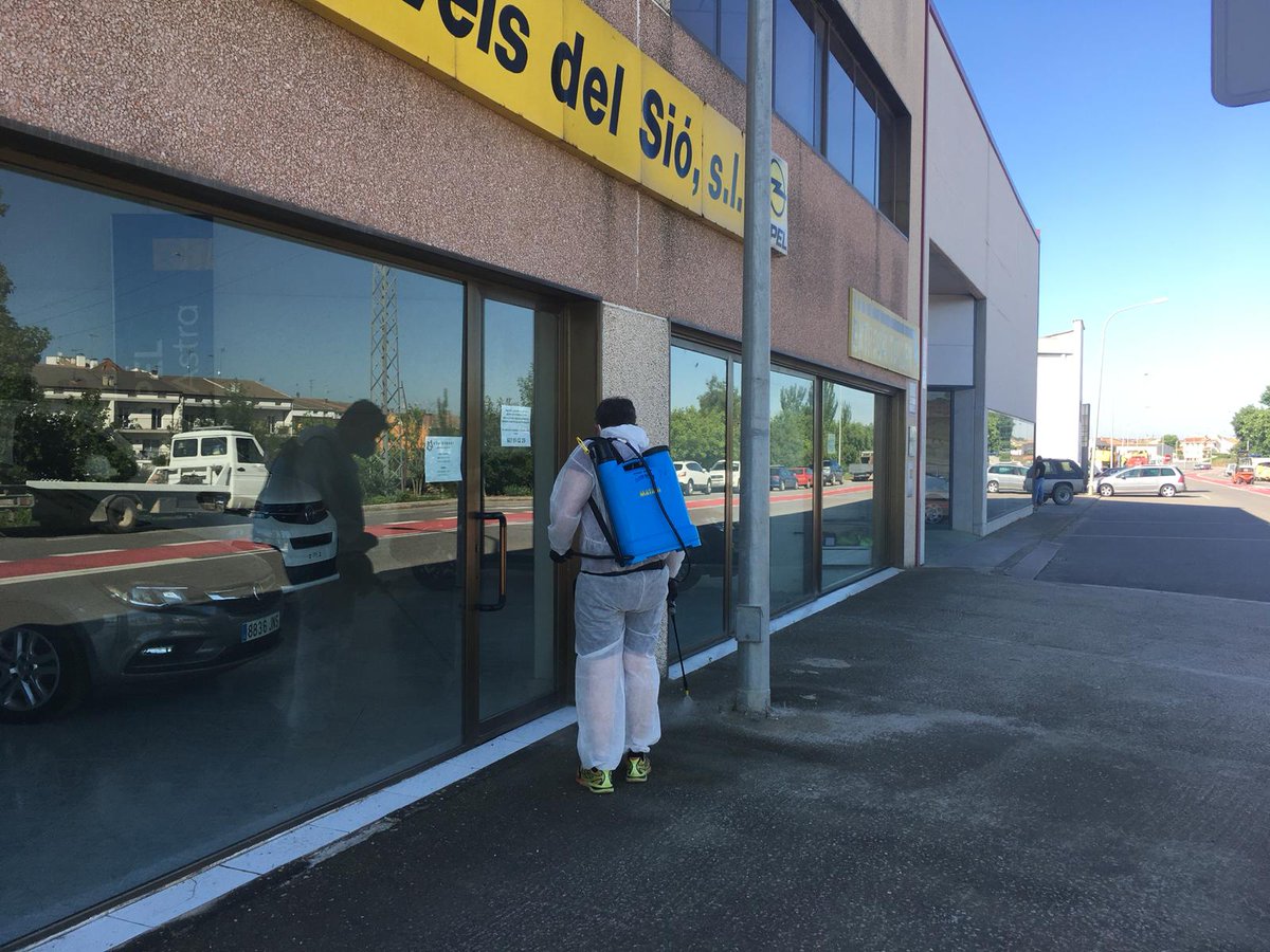 CUPRiberaSio's tweet photo. Avui voluntaris de la Xarxa de Suport han estat col·laborant amb la brigada en tasques de neteja i desinfecció d'establiments i locals de concurrència pública d'#Agramunt, per evitar contagi COVID-19.

Voleu participar? Podeu contactar amb l'Ajuntament d'Agramunt o al 606597090. https://t.co/6gtfWSUjl5