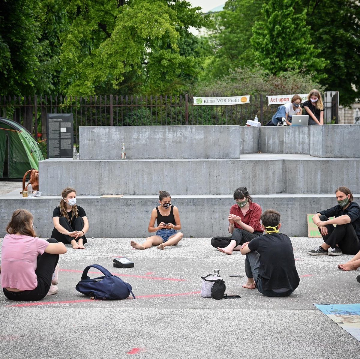 zapata33com's tweet image. Morgen sind wir mit @LetsEconomy + #FridaysForFuture mit der @eu_publicsphere Kuppel auf dem Ballhausplatz beim #CampForFuture Thema u.a. #EconomyForFuture und Wandel durch #Demokratie Vielleicht will auch @Gernot_Bluemel od @WKogler vorbei kommen?
@FFF_Austria 
@ViennaForFuture