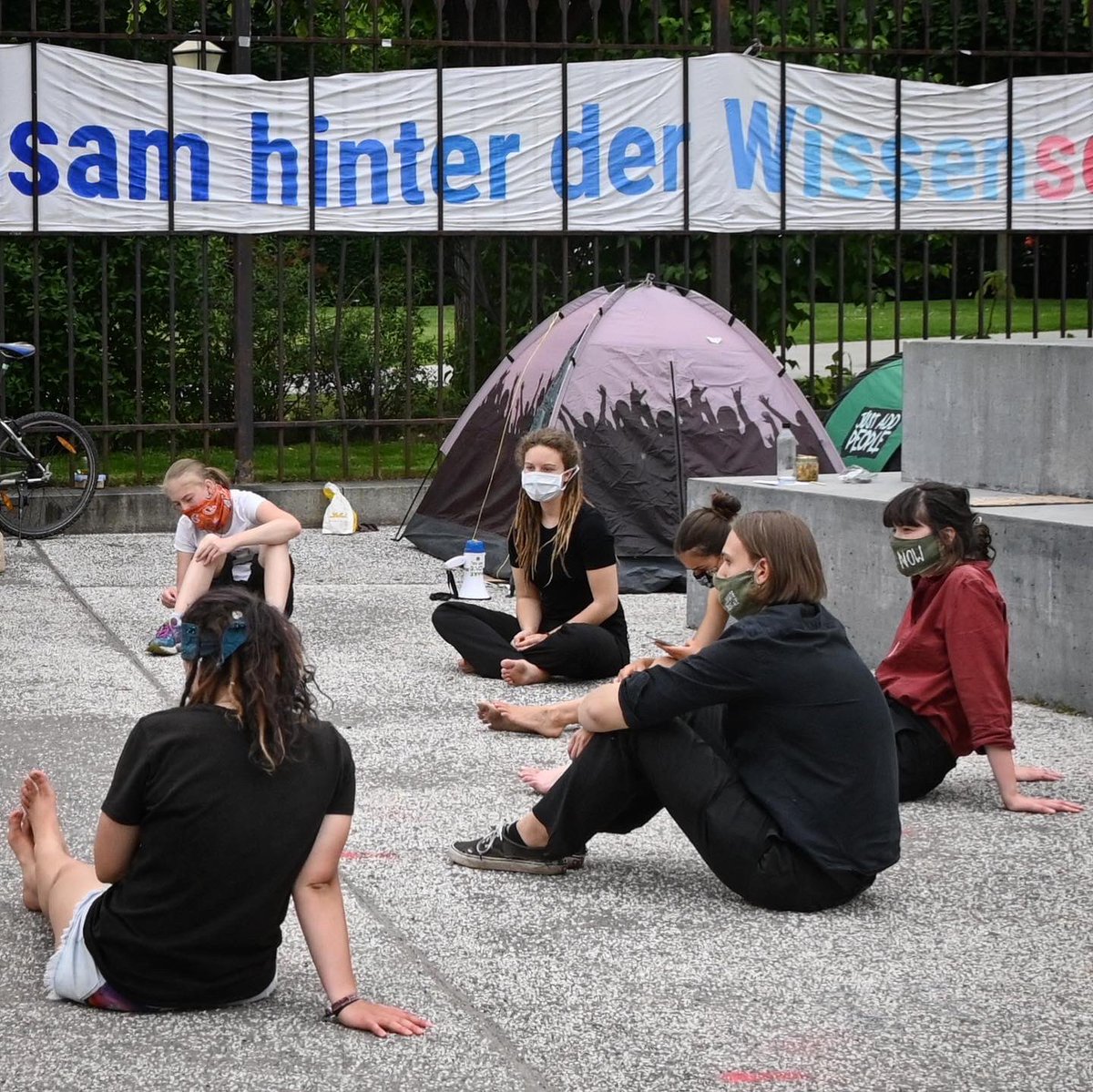 zapata33com's tweet image. Morgen sind wir mit @LetsEconomy + #FridaysForFuture mit der @eu_publicsphere Kuppel auf dem Ballhausplatz beim #CampForFuture Thema u.a. #EconomyForFuture und Wandel durch #Demokratie Vielleicht will auch @Gernot_Bluemel od @WKogler vorbei kommen?
@FFF_Austria 
@ViennaForFuture