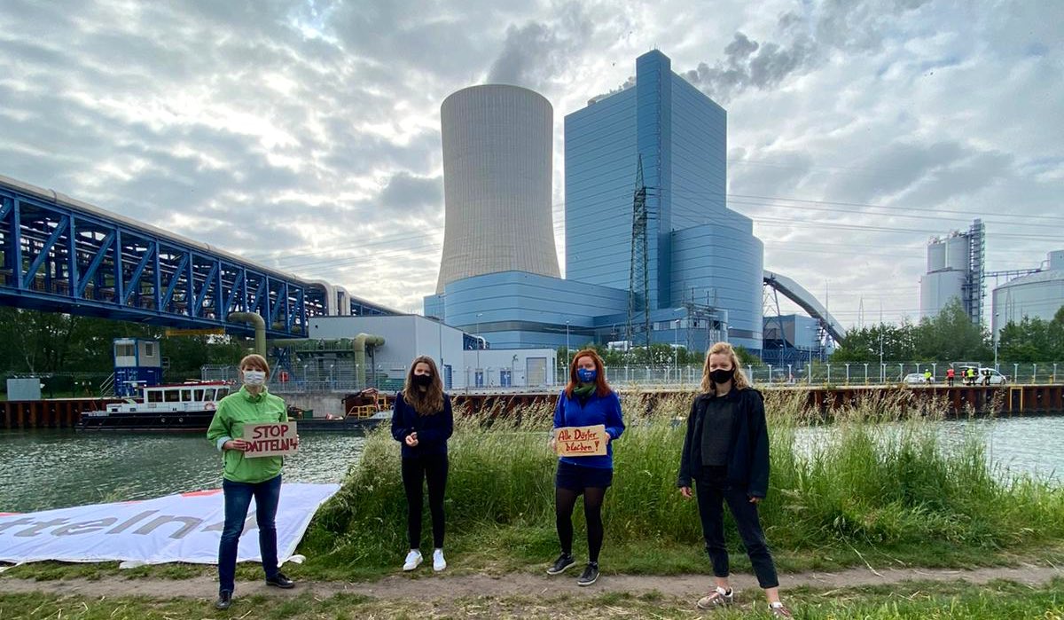 Luisamneubauer's tweet photo. Dass man in 2020 - nach 1,5 Jahren Klimastreik, in Mitten der Klimakrise, trotz beschlossener Energiewende - auf die Idee kommt ein neues Kohlekraftwerk anzuschalten, ist an Absurdität kaum zu schlagen.
Eine in Zement &amp; Stahl gegossene Verantwortungslosigkeit. #StopDatteln4 https://t.co/Bw7gmbW7PR
