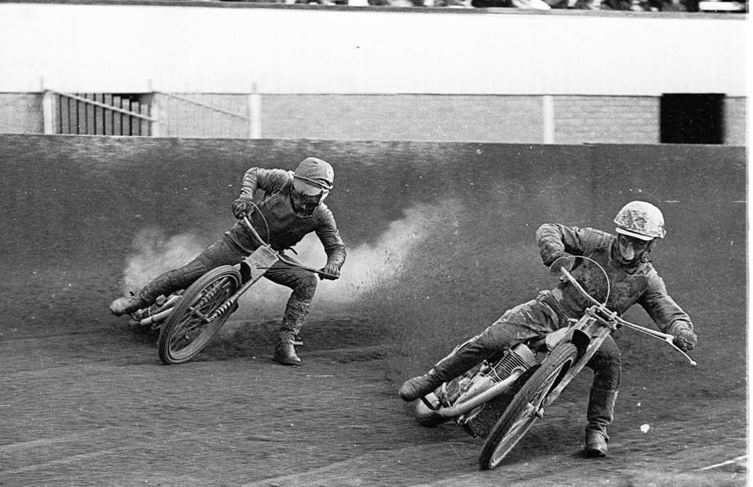 mikebradio's tweet photo. I'm sure you've already joined my Facebook #speedway group to see photos like these but if not, just search for Mike Bennett's speedway stuff.
You're welcome π π
#classicspeedway
@UprightSpeedway @retrospeedway @Speedway_Photos https://t.co/k6OfYRe57I