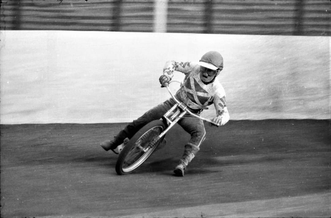 mikebradio's tweet photo. I'm sure you've already joined my Facebook #speedway group to see photos like these but if not, just search for Mike Bennett's speedway stuff.
You're welcome π π
#classicspeedway
@UprightSpeedway @retrospeedway @Speedway_Photos https://t.co/k6OfYRe57I