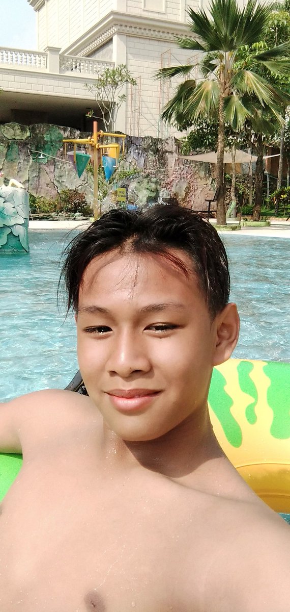 FachRieallVEVO's tweet photo. Hai sahabat #RÌÈÄLLTÈÄM
Enaknya siang-siang berendam di air yang dingin pasti rasanya 'Sejuk Sekali' Asli🏖️
These are memories that are hard to forget, with the family swimming🏊 in the 'Jambooland' bath🏝️
Kenangan ini masih kebayang di tahun #2020th ini.
It was very fun😎 https://t.co/XaXbTB4stP