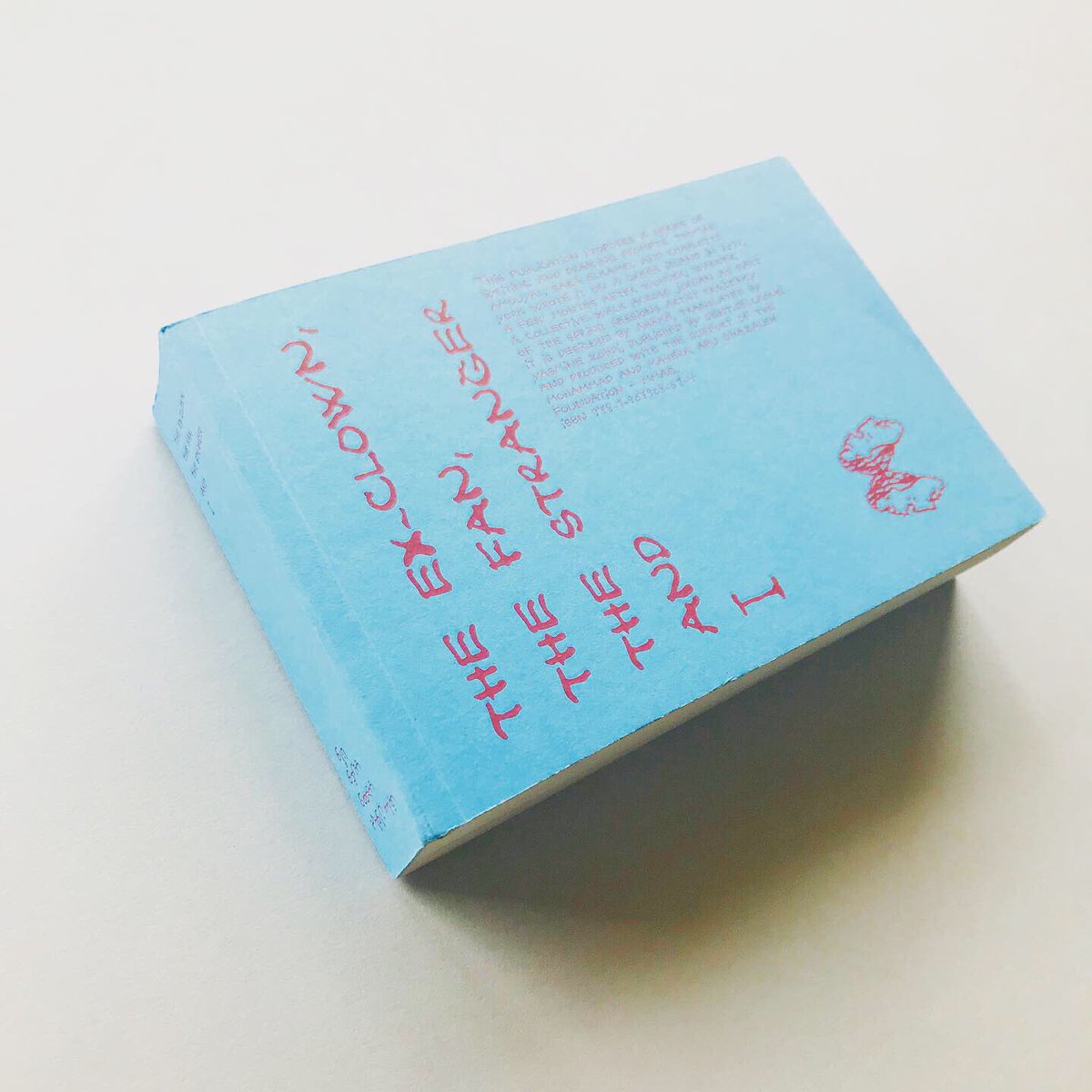 books_atelier's tweet photo. ヨルダンのアーティストレジデンスに参加したThomas Amouyal、Sara Elkamel、Charlotte Yorkの3人が、滞在中に考え出した絵やテキストを描くための161の指示書。デザイン集団Åbäke(アバケ)のユニークなブックデザインにも注目したい一冊。#abake
『The ex-clown, the fan, the stranger and I』 https://t.co/8anMRGAssR