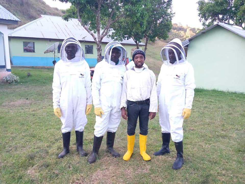 Ngel_Nyaki's tweet photo. Happy #WorldBeeDay 🐝🌼🎊
One of our major achievements this year is #BeyondBees- our honey production initiative has taken-off! This project will underpin our ongoing bee pollination research while supporting livelihoods of Ngel Nyaki communities
@sulbyrd07 @CatrionaLaing1 @UCNZ https://t.co/DrguLjYvet