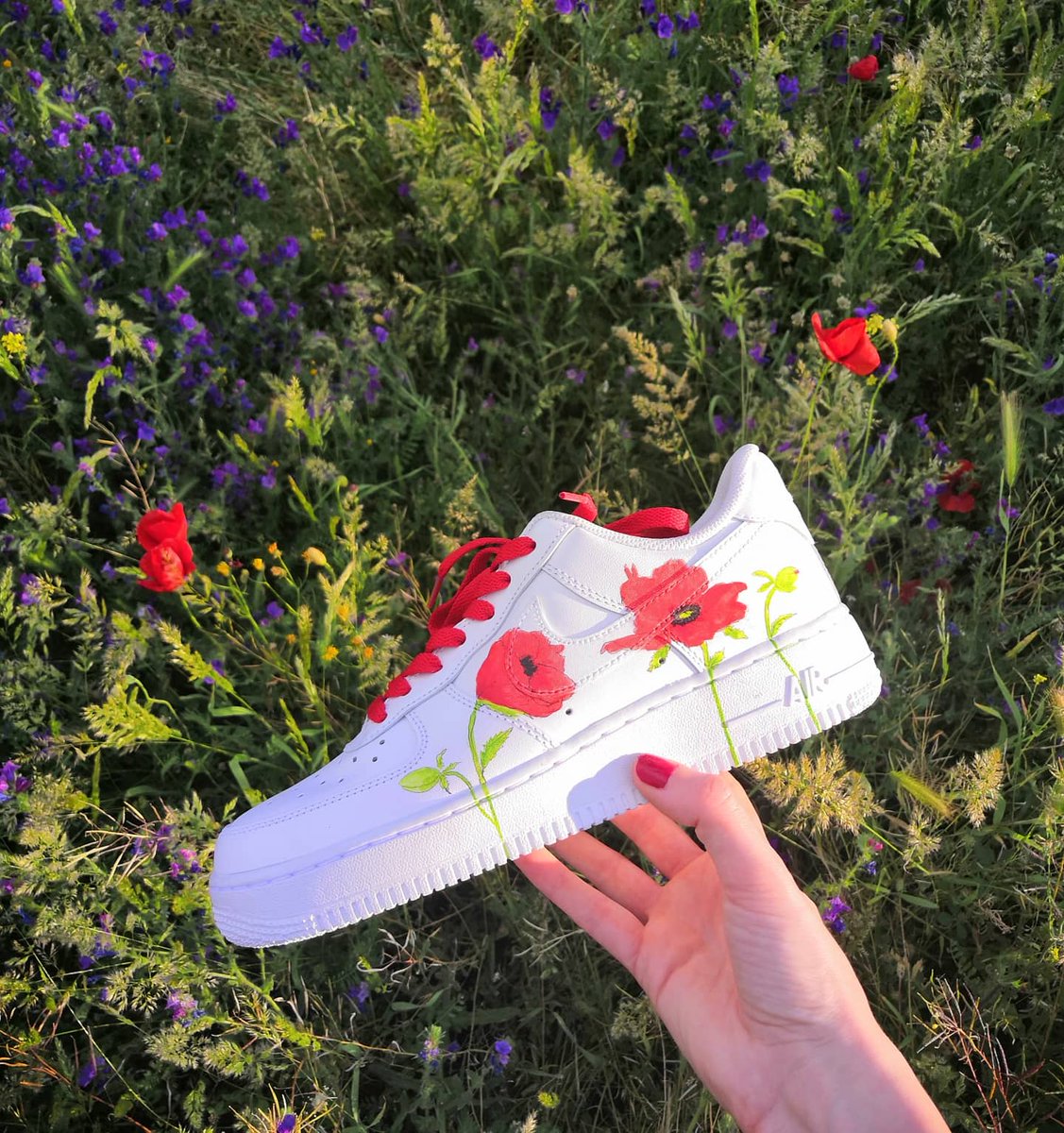 Coquelicots sous coucher de soleil 🐞✨

#custom #sneakers #af1 #coquelicot #summer #painting #handmade #savoirfaire #nike #nature #sun