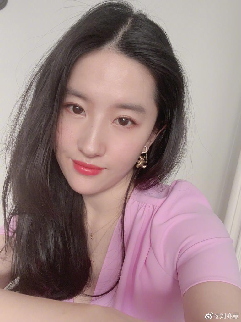 SNH48_15's tweet photo. #Mulan #liuyifei Ms. Liu Yifei has been isolating herself at home because of the covid19 pandemic. When she is idle, she begins to practice self-timer technology with great results!  Even Shiseido's promotional activities on Weibo used her selfie hahaha https://t.co/qVHbqcGnSn