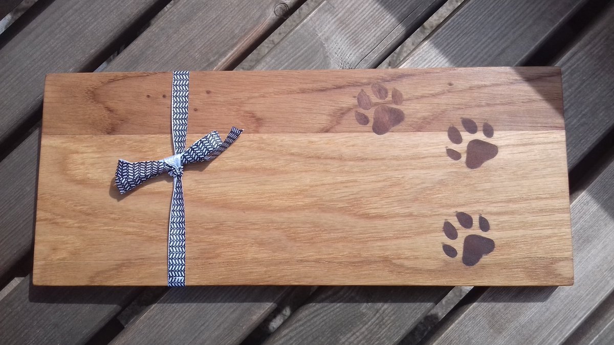 Yesterday's project 💚 x
#firsttime #attempt #inlay #woodworking #wood #oak #walnut #servingboard #bread #gifts  #handcrafted #SmallBusiness @smallbizshoutUK @HandmadeHour #scrollsaw #doggy #doglovers #paws #love #workshop @Craft_Hour #woodcraft #Project #proud #maker #Yorkshire