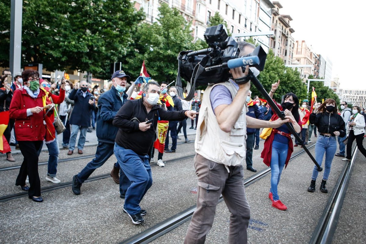 MDFzonacaliente's tweet photo. Tenemos en nuestro trabajo @rtve mucho a lo que enfrentarnos: inundaciones, terrremotos, alturas inseguras, guerras, conflictos fronterizos, terrorismo..  pero que en una Pandemia declarada por la Oms haya energúmenos que salen a la calle a meterse contigo por su frustración es.. https://t.co/PXlJeY2dKf