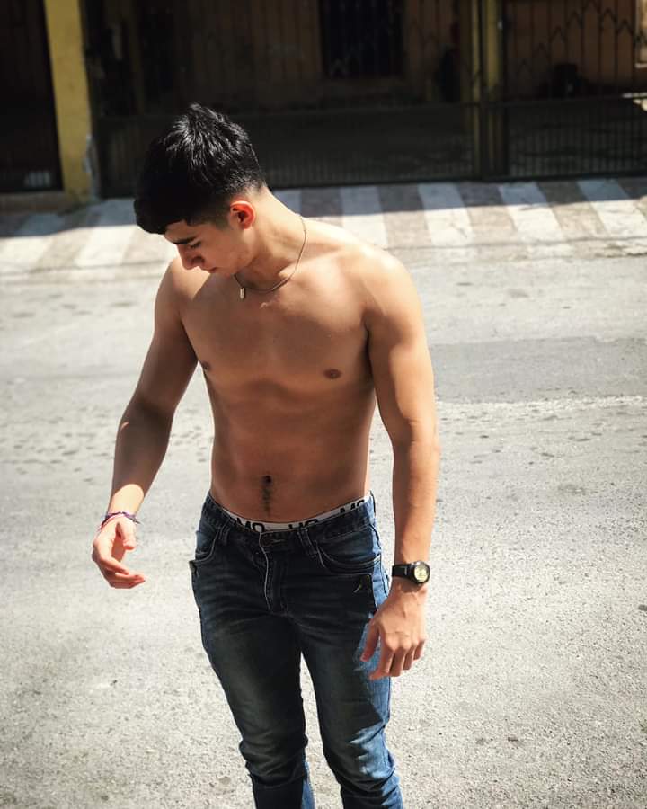 TorreonPacks's tweet photo. El es Edgar Flores, la foto en boxer fue una que el me envió hace tiempo, la tiene grande y hace muy buen servicio 😊 https://t.co/etDOODPrQ8