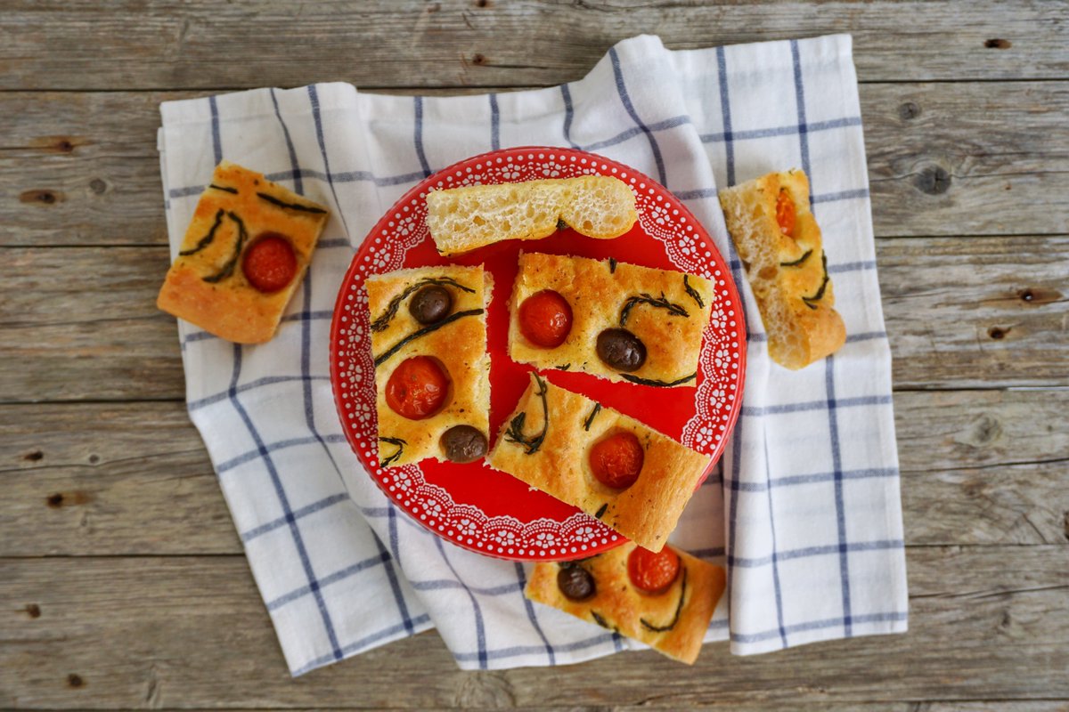 C'è qualcuno a cui la focaccia non piaccia? Dubito. Ecco la mia proposta: lacucinadimauro.it/focaccia-lunga…