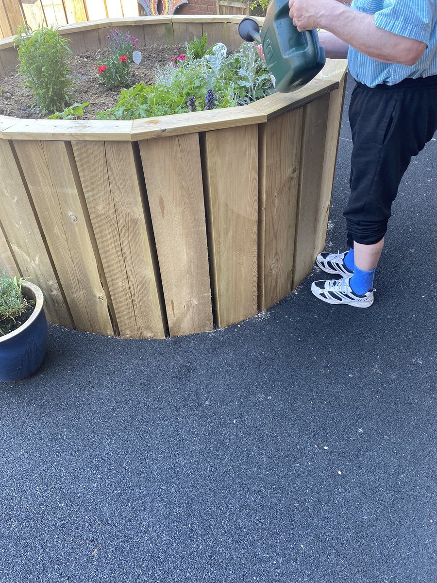 AmberWardNotts's tweet photo. The amber ward patients have been enjoying this glorious day and have been busy on the garden filling in our new flowers beds. #nottshc #nhs #amberward #millbrook #gardening https://t.co/SR7QxJYQ3G