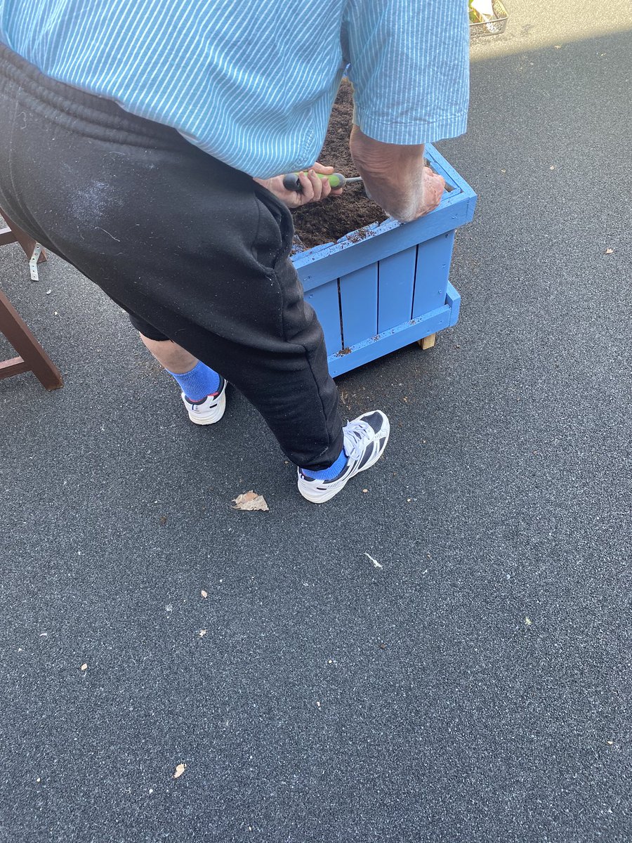 AmberWardNotts's tweet photo. The amber ward patients have been enjoying this glorious day and have been busy on the garden filling in our new flowers beds. #nottshc #nhs #amberward #millbrook #gardening https://t.co/SR7QxJYQ3G