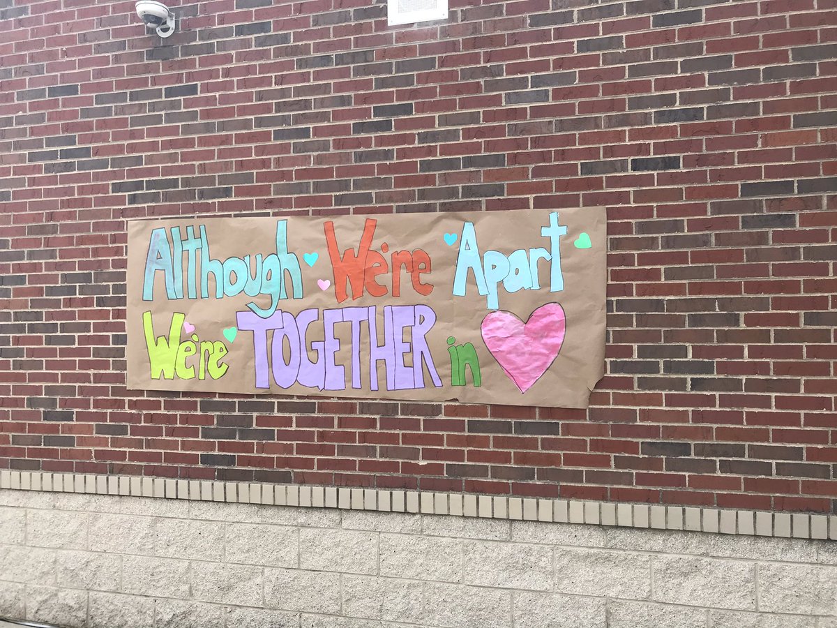 kdonahuebarrett's tweet photo. 💙my school! My heart is bursting with the dozens of signs that staff made to greet cars for curbside pickup! Signs line the whole street and lawn. Made me cry! 🐻@D59Brentwood @CCSD59 #d59cares https://t.co/DXUTqdpKoq