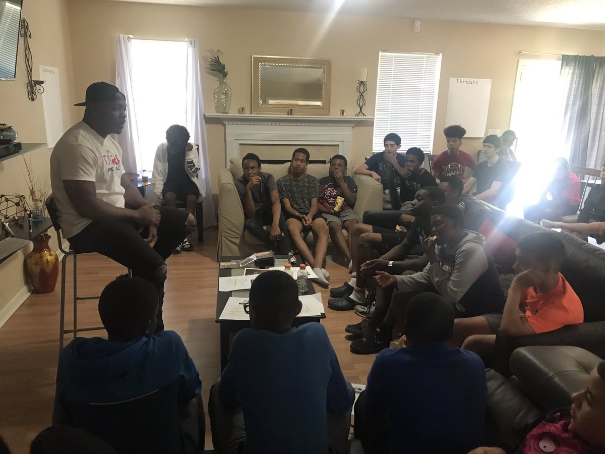 jstroudbhlh's tweet photo. We went to thank @terrance_tuck for being so transparent with our youth. Set them on the right track with the importance of decision making skills. #mentorship #motivation https://t.co/LCNIdeJxCj