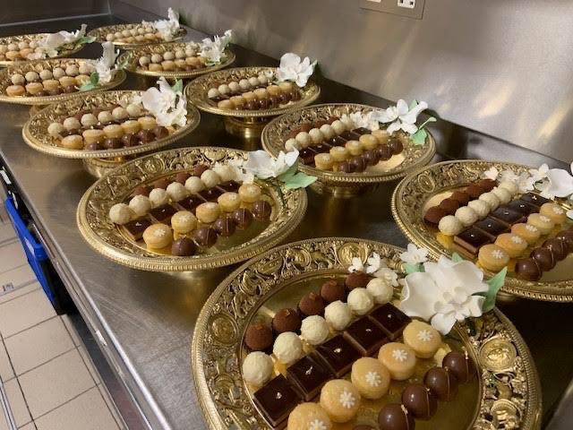 RoyalFamily's tweet photo. The honey is used by Palace chefs throughout the year at events, Garden Parties and receptions. 🍯

It’s often served in honey madeleines, as a filling for chocolate truffles and in 
honey and cream sponge. 😍#WorldBeeDay https://t.co/Moxd7Di03Z