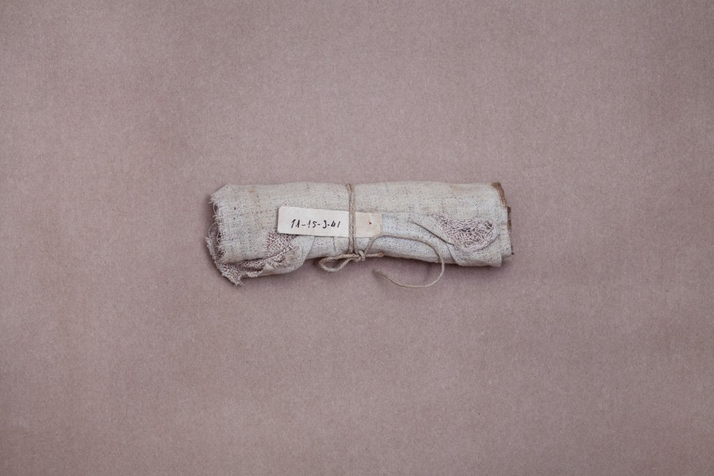 Un acto de amor, el proyecto fotográfico de <a href="/PabloChacon_/">Pablo Chacón</a>. La búsqueda de objetos que el enterrador Leoncio Badía entregó a las familias de fusilados en Paterna hace 80 años. 
Historias de dignidad y ternura. 
Minuto 10.
#SecciónÁureaR3 
rtve.es/m/alacarta/aud…