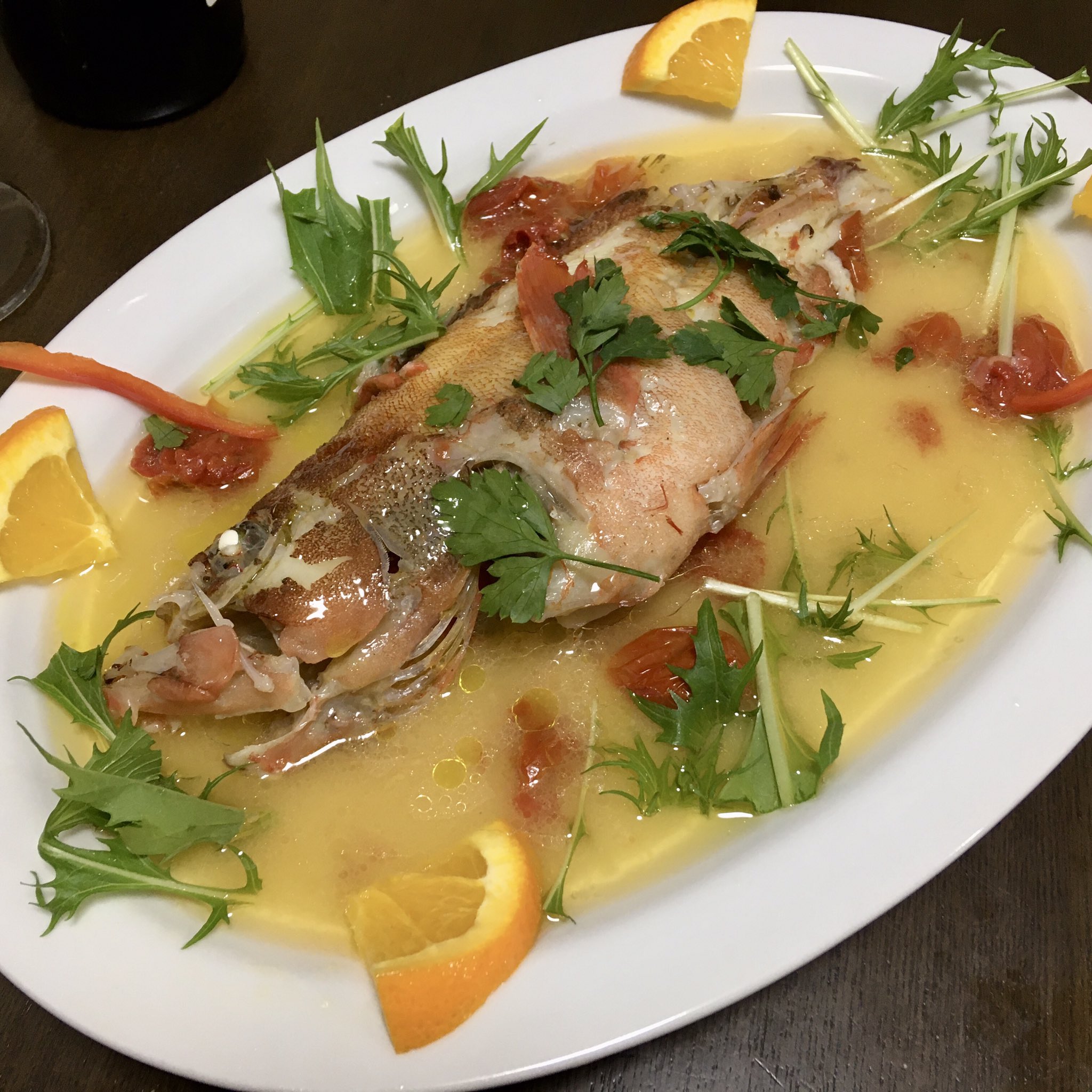 Ayucow 魚専門イタリアンのデリバリー誕生日ディナー 穴子のカルピオーネ カジキ鮪の燻製生ハム カポナータ メカジキのラグートマトソースパスタ アカハタのアクアパッツァ 温めでプロの料理を自宅で堪能 ワインもオレも喜んでる イタリアン 魚介