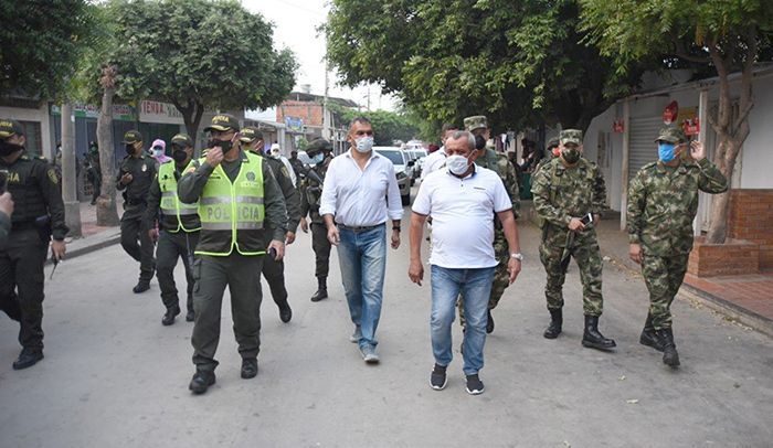 laopinion_col's tweet photo. En Villa del Rosario hay hacinamiento de #Venezolanos | El mandatario local reconoce que ha tenido apoyo de las autoridades departamentales, pero que no es suficiente para atender a cerca de  7.000 venezolanos hacinados en 300 casas en La Parada. https://t.co/3ZWH648LY6 https://t.co/9XtFeWgFBF