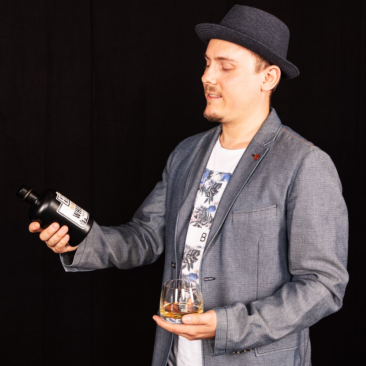 finricwhisky's tweet photo. Manchmal muss man sich etwas Zeit zum Genießen nehmen. Was gibt es da schöneres als ein gutes Glas Whisky?
#poursipenjoy
https://t.co/czrHAmuqd3
#whisky #finricwhisky #finricblendedwhisky #finric #blend #blendedwhisky #blendedscotch #scotchwhisky #spirituose #genießen #leben https://t.co/L441VqrKxf