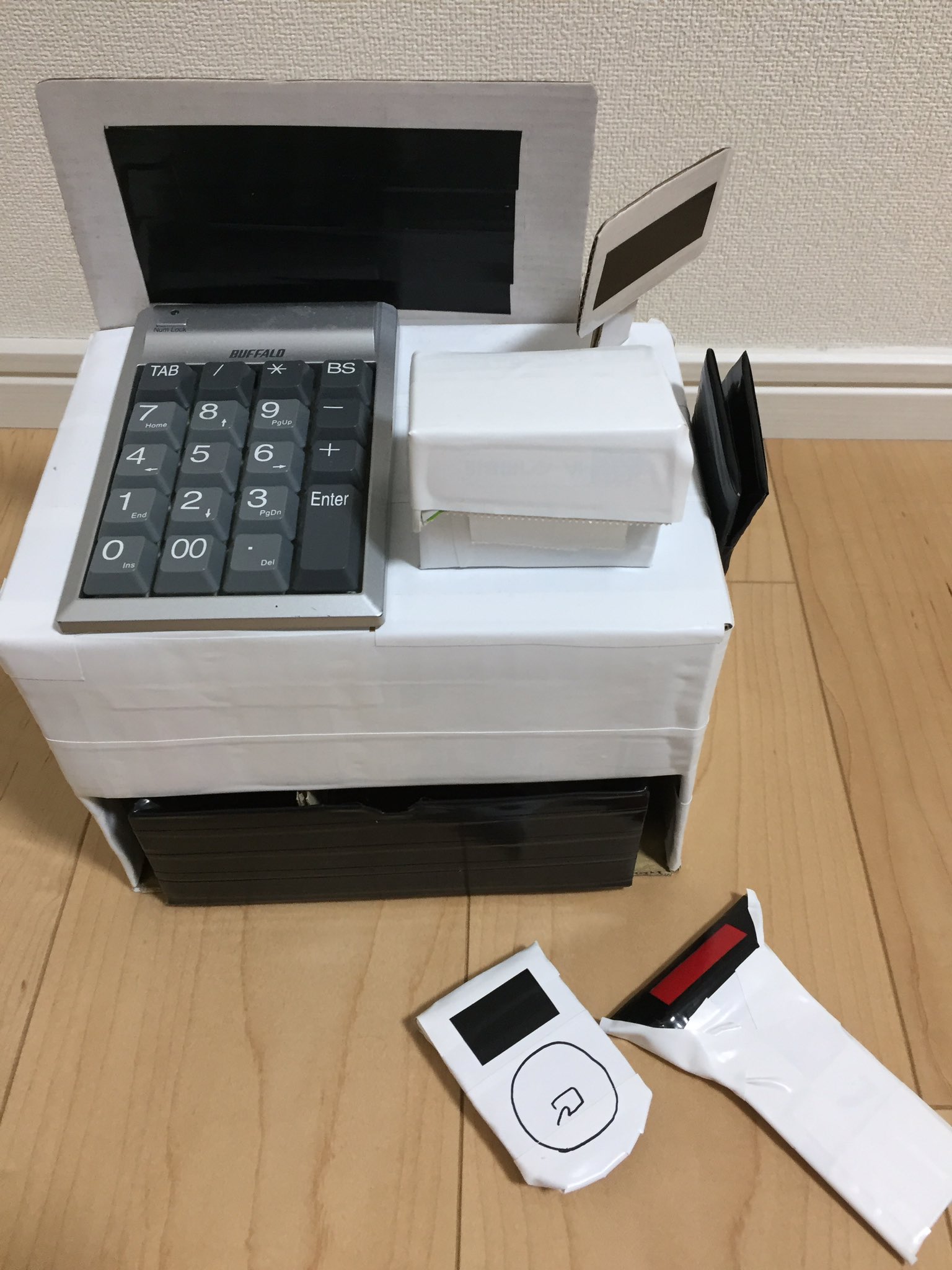 Ayam 家にある廃材で レジ作成 とりあえずキャッシュレス対応 と思い なかなか行けない買い物時 レジをガン見 1番気に入ってくれたのはレシート ダメ出し は テンキー 分解してハメたのに 電卓が良かったと ゼロ円で作ってますからw