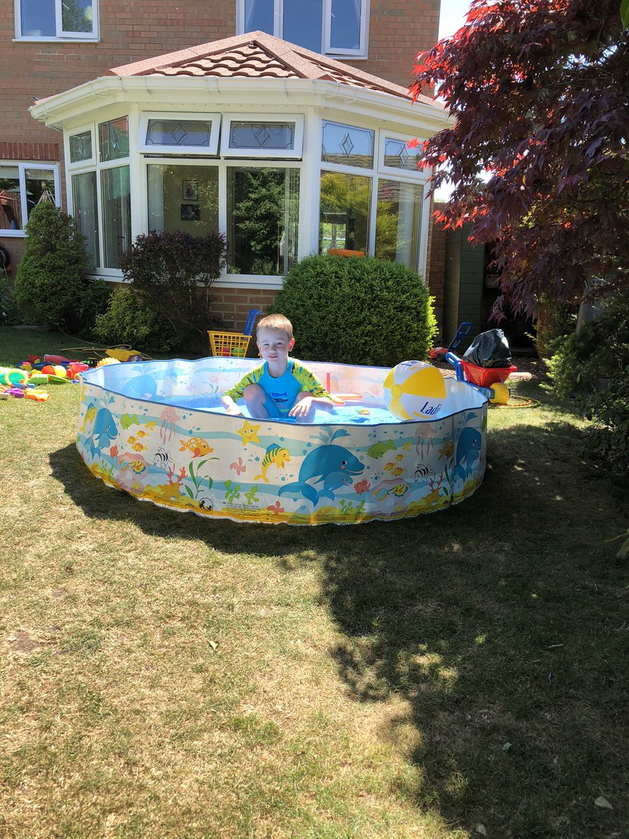 Eleonore36's tweet photo. @ShotleyBPrimary #ShotleyBridgeReception A. went south east on his travels and did a sticker poster of Great Barrier Reef. Then outside in sun. https://t.co/jKKFxJYHyu
