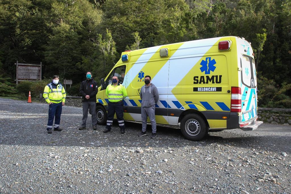 SSDelReloncavi's tweet photo. Para otorgar asistencia sanitaria a los equipos de búsqueda y rescate en El Amarillo en Chaitén, llegó una célula especializada del SAMU Reloncaví, con una ambulancia avanzada integrada por el reanimador Carlos Fernández, el TENS Sergio Aguilar y el conductor José Luis Baró. https://t.co/Ol7hPglTlB