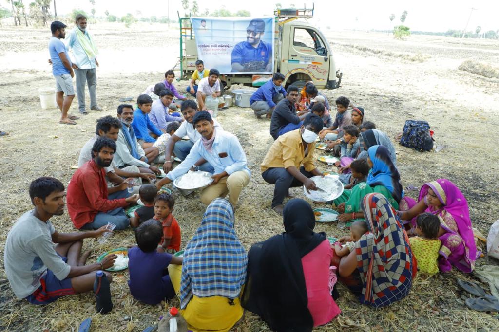 worldNTRfans's tweet photo. Suryapet NTR Fans 

@Narsaiah9999 
Vemula Narasaiah Garu 
Suryapet (Telangana) 

Food donation Camp for NTR BDAY 

#HappyBirthdayNTR @tarak9999 https://t.co/fOhZPcSjCW