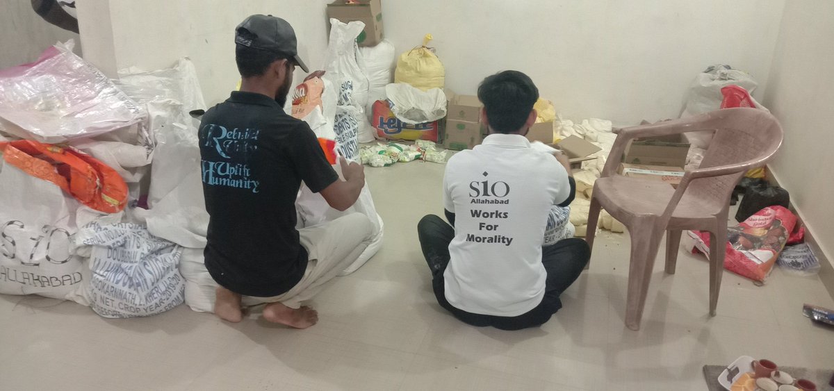 Mohamma58818563's tweet photo. #KnowIslam The Prophet (ﷺ) enjoined upon Muslims to treat the poor kindly and to help them with alms, Zakat, and in other ways. He said: “He is not a perfect Muslim who eats his fill and lets his neighbor go hungry.”
#Lockdown_MuslimsRelief #eachonereachone
@AllahabadSio https://t.co/yCWHJdWN6u
