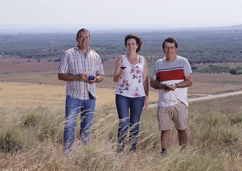 GastroBelchite's tweet photo. En GastroBelchite ya estamos contando las horas para volver a veros. Cuando llegue ese momento, nuestras visitas serán más especiales que nunca. Os esperamos en nuestra comarca muy pronto. Somos Paula @BodegasTempore, Antonio  Ecolécera y Tino @Molinoalfonso.
#haciendoterritorio https://t.co/wMGllvYOcD