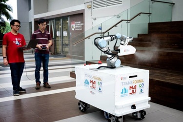 EuroCleanJour's tweet photo. A semi-autonomous robot designed to disinfect large surfaces quickly is going on public trial as part of Singapore's strategy to fight COVID-19. https://t.co/3Ukz9WNOoq #XDBOT #robotics #disinfect #Covid_19 https://t.co/Ik4KYTWx1O