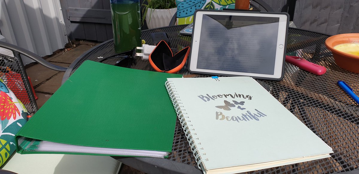 KazMc77's tweet image. Set up out in the garden to do my work today, first up Assessors work #lockdown #elce #apprenticeshipassessor