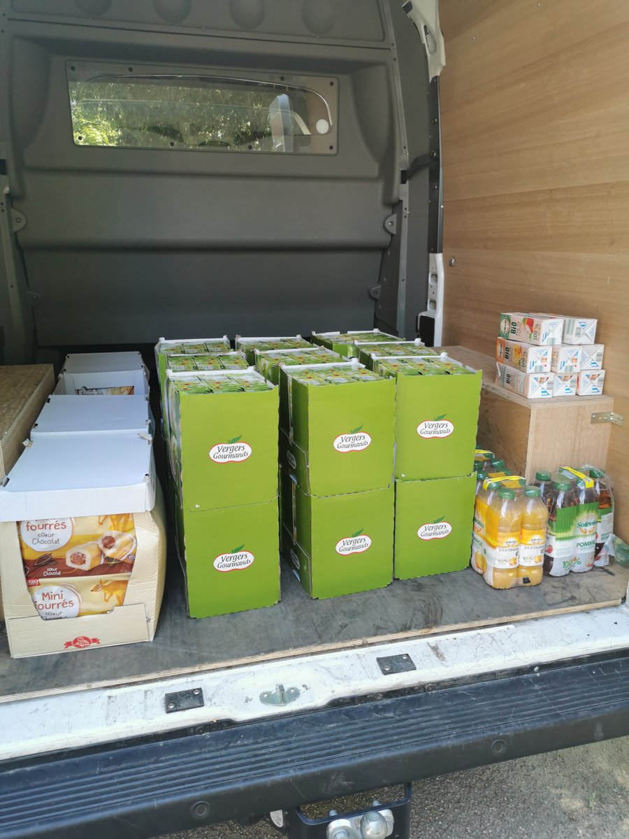 neptunesnantes's tweet photo. Merci à la @CroixRouge 🚑 qui est venue récupérer hier toutes les denrées offertes par notre partenaire @lidlfrance qui allaient se périmer dans les semaines à venir suite à l'arrêt des activités du club ! 🙏 @nantesfr https://t.co/SgHg8EeSit