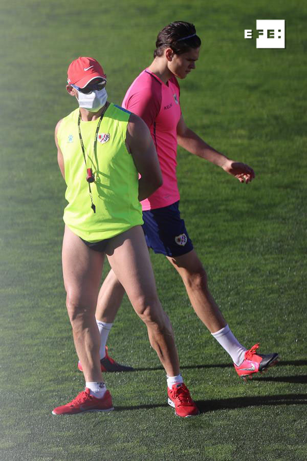 tsf_podcast's tweet photo. Rayo Vallecano's players are back in training this morning and we are big fans of coach Paco Jémez's new look...

(photo from @EFEdeportes) https://t.co/GyOn4wN4eH