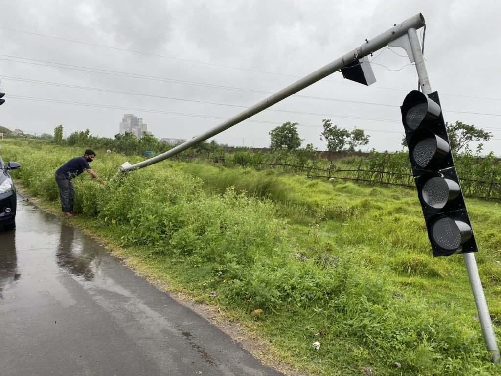 itzdip's tweet photo. We are still continuing with emergency work to disconnect power from Traffic Signal, inspite of being understaffed due to the ongoing lockdown. 
PS: Someone drove into pole causing it to fall. Funny thing the lights were still glowing in this condition.@debashis_ @bidhannagarpc https://t.co/LZ1ZJe8lBh