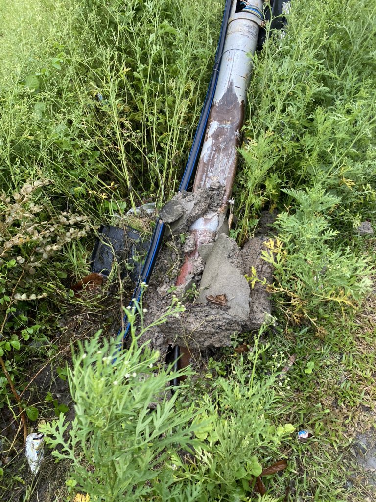 itzdip's tweet photo. We are still continuing with emergency work to disconnect power from Traffic Signal, inspite of being understaffed due to the ongoing lockdown. 
PS: Someone drove into pole causing it to fall. Funny thing the lights were still glowing in this condition.@debashis_ @bidhannagarpc https://t.co/LZ1ZJe8lBh