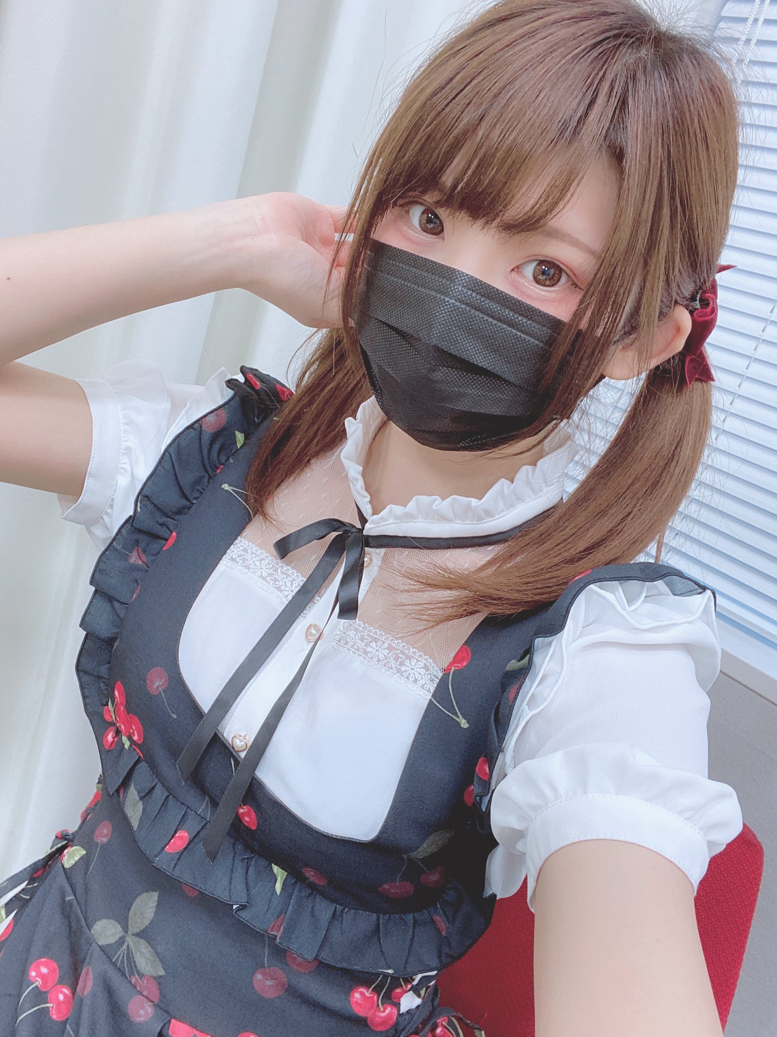 画像,今日は黒マスクをつけてラジオ収録してました꒰๑•௰•๑꒱春に向けて買ったさくらんぼ柄のワンピース着たッピ(*∩ω∩)🍒 https://t.co/ENQARmp…