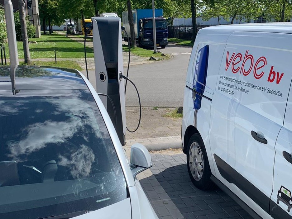 VebeBV's tweet photo. Voor @evbox hebben we deze #IQON geïnstalleerd. Opvallend is het #kabeloprolsysteem. Dit houdt o.a. de kabels van de grond om schade of struikelgevaar te voorkomen. 
Klik op #veiligopladen voor onze andere projecten

#trotsopjepartners  #trotsopjewerk #elektrischrijden  #EVproud https://t.co/MBK6PNDrPy