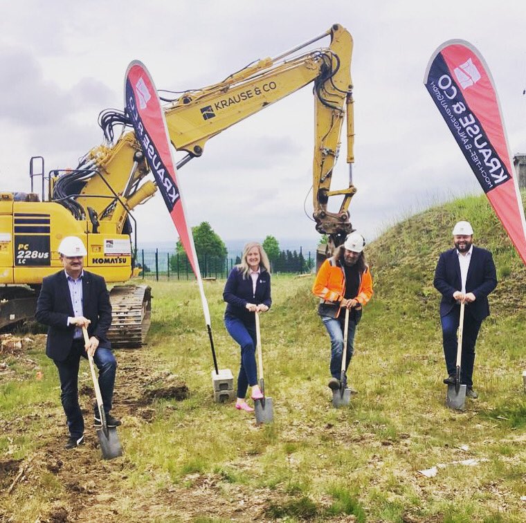 klugelars's tweet photo. Heute gab es den ersten Spatenstich für den Neubau des neuen Trinkwasserhochbehälters auf dem #Pfaffenberg, der auch die zukünftige Wasserversorgung von #HohensteinErnstthal sicherstellen soll. Über eine Million Euro kostet das Vorhaben. Wichtiges Projekt! https://t.co/h3LYbX60ol