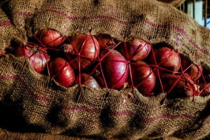 millardayo's tweet photo. #UNAAMBIWA Mrembo wa China Ms Zhao ametuma gari ipeleke zaidi ya Tani moja za vitunguu nyumbani kwa Mpenzi wake wa zamani (EX), akiambatanisha na ujumbe unaosomeka. “ulichepuka, nililia siku 3 kisa wewe, leo zamu yako kulia, haya maji ya vitunguu yakikutoa machozi nitaridhika” https://t.co/SCwzEebizB