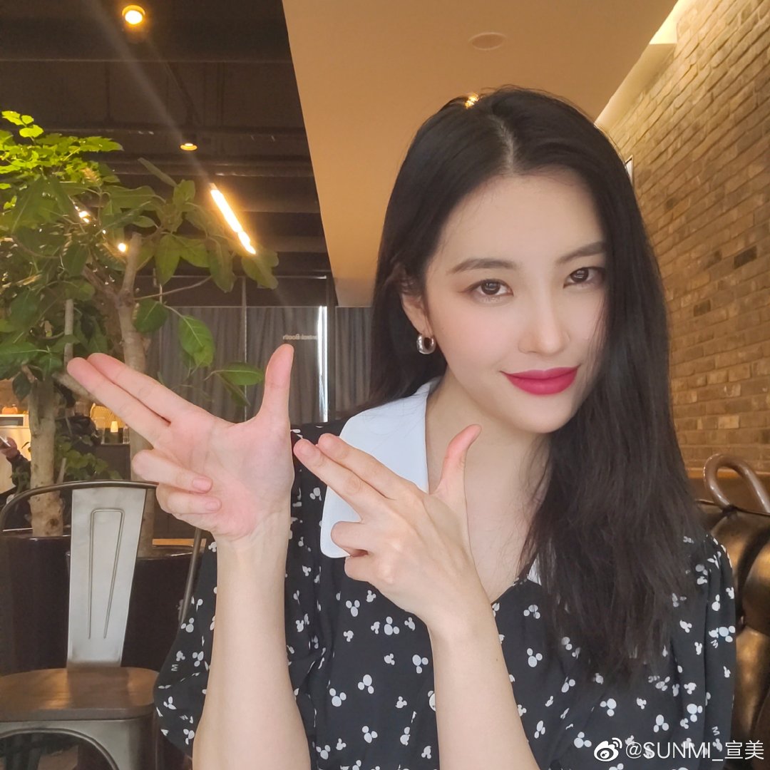 Get_SUNMIfied's tweet photo. 200520 | #Sunmi Weibo update #선미
사랑해요 (Saranghaeyo)
I Love You 💛💛💛
#miyane #宣美 #HeartThumping #520 https://t.co/gLbBA7SM2u