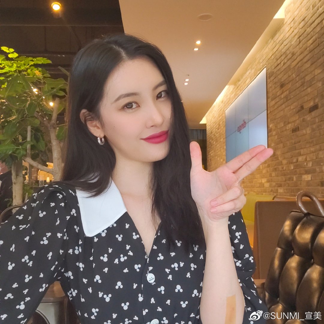 Get_SUNMIfied's tweet photo. 200520 | #Sunmi Weibo update #선미
사랑해요 (Saranghaeyo)
I Love You 💛💛💛
#miyane #宣美 #HeartThumping #520 https://t.co/gLbBA7SM2u