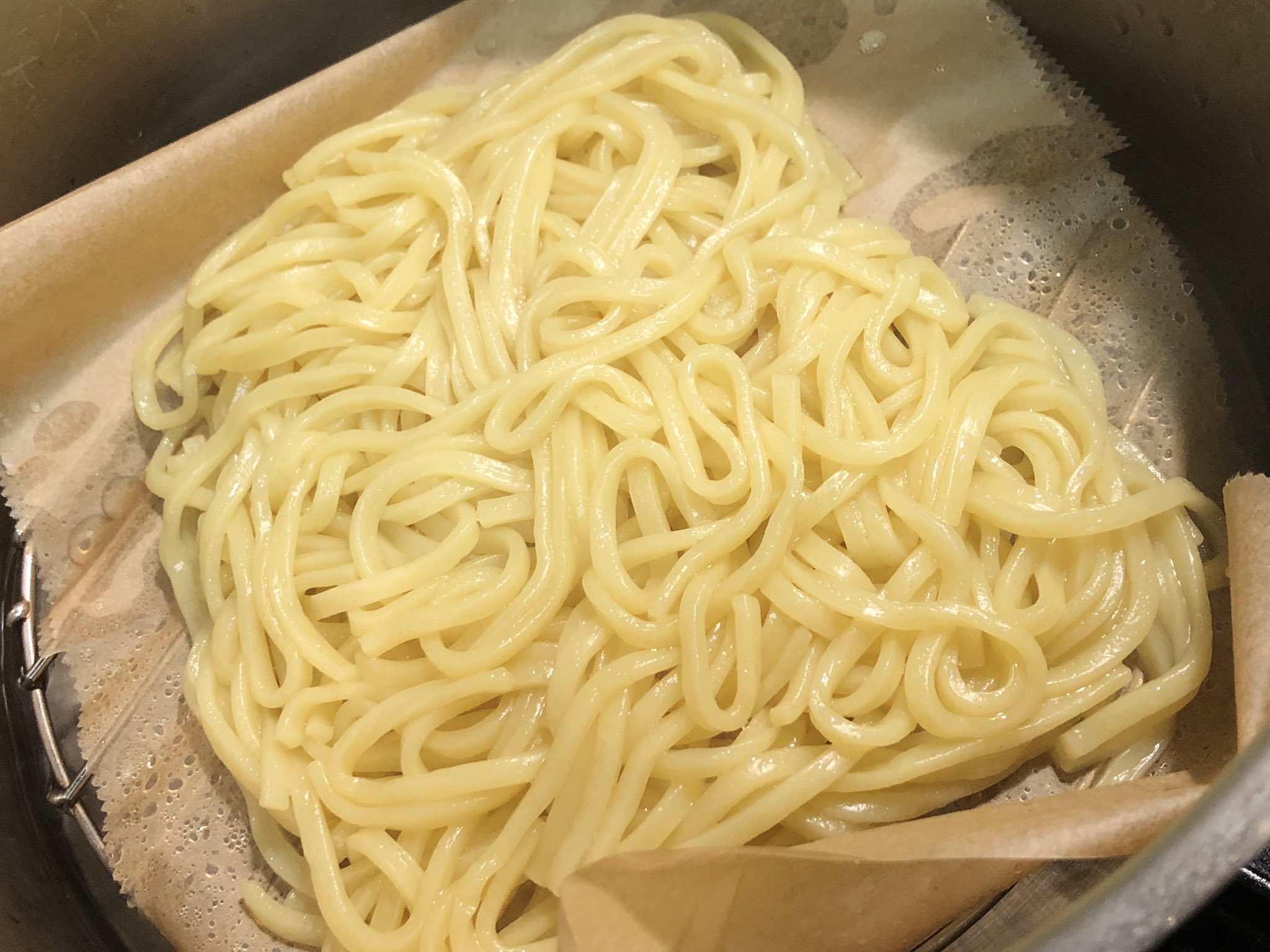 تويتر 魔女っこれい على تويتر 焼きそばの麺 蒸すと美味しいと聞いてから焼きそばを作る時は必ず蒸してから炒める 全然違う さっき ハム用の鶏肉から取り除いた皮や脂身を弱火で油をひかず炒めて出てきた鶏油にニンニクの香りをつけて麺 ソース ニラ 水は入れ