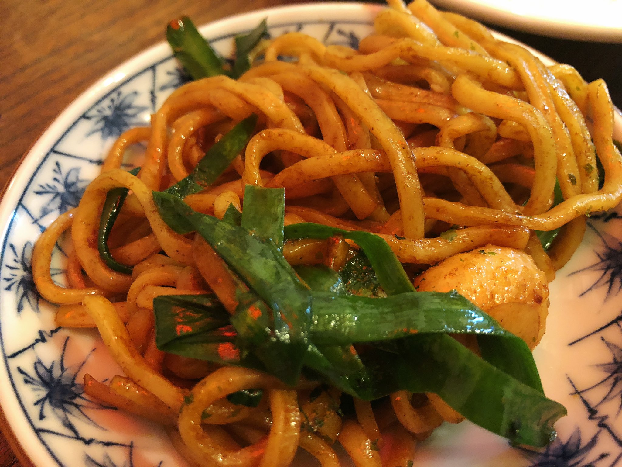 تويتر 魔女っこれい على تويتر 焼きそばの麺 蒸すと美味しいと聞いてから焼きそばを作る時は必ず蒸してから炒める 全然違う さっき ハム用の鶏肉から取り除いた皮や脂身を弱火で油をひかず炒めて出てきた鶏油にニンニクの香りをつけて麺 ソース ニラ 水は入れ