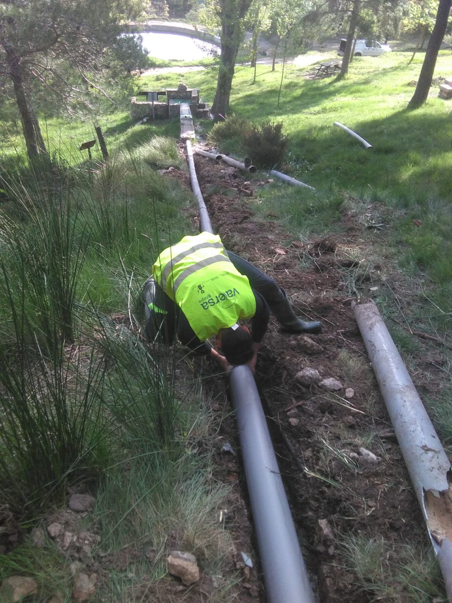 VaersaGva's tweet photo. Las Unidades de Gestión Forestal continúan manteniendo las instalaciones recreativas. Trabajos de sustitución de una tubería en el área recreativa de La Hunde en Ayora (Valencia) #Ayora #LaHunde https://t.co/vhjSGJ8fyA
