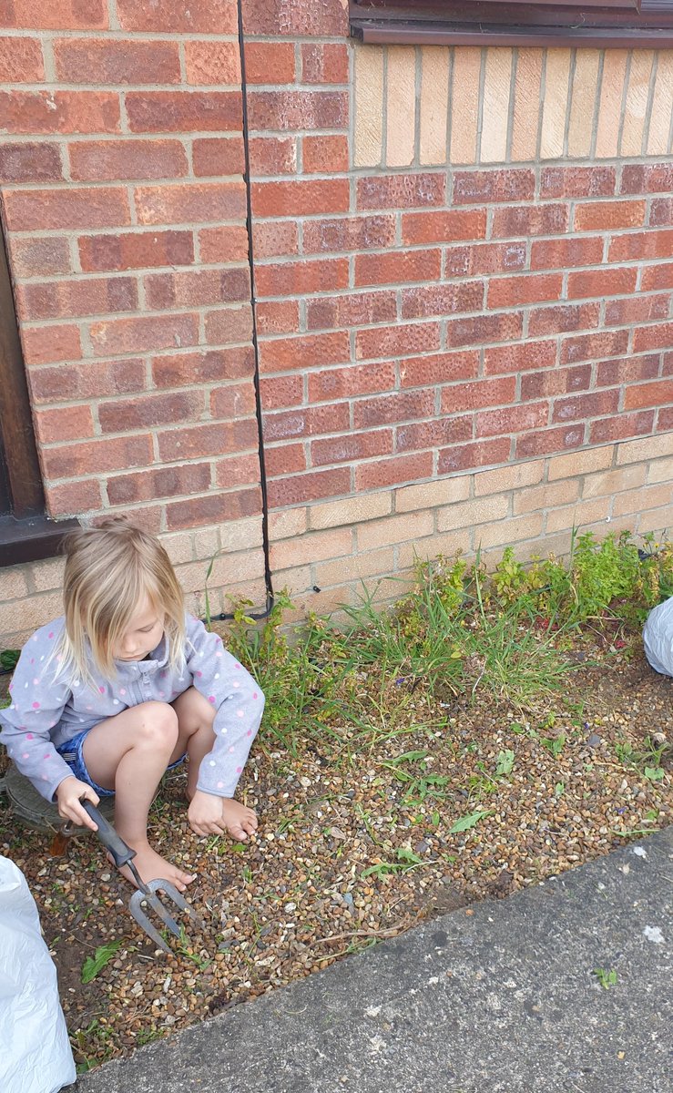 Laura Catchpole tweet media