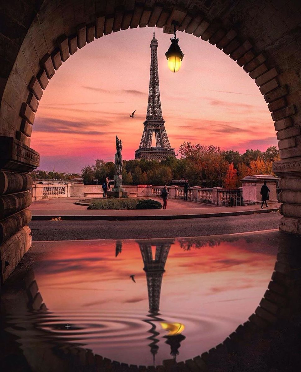 Sunsets are soul food
#Paris
#GR8Experiences
📸 by @anamartafialho