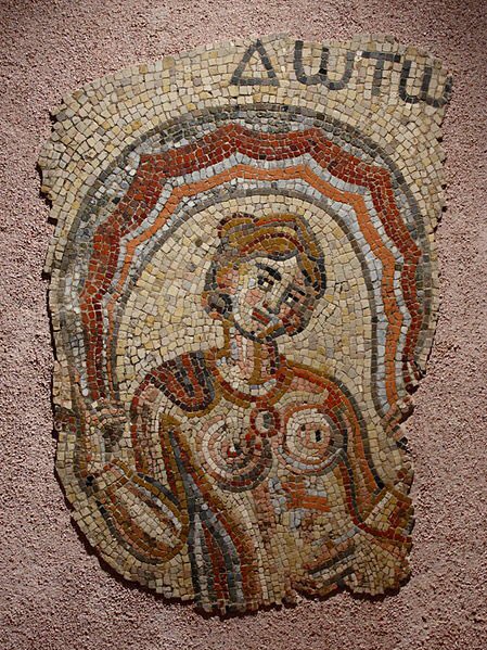 Les nymphes aussi sont représentées la poitrine dénudées, comme c’est le cas sur les mosaïques retrouvées dans la villa romaine tardive de Saint-Rustice : Doto ou encore Thétis, mère d’Achille et assise sur Triton sont montrées poitrine nue.