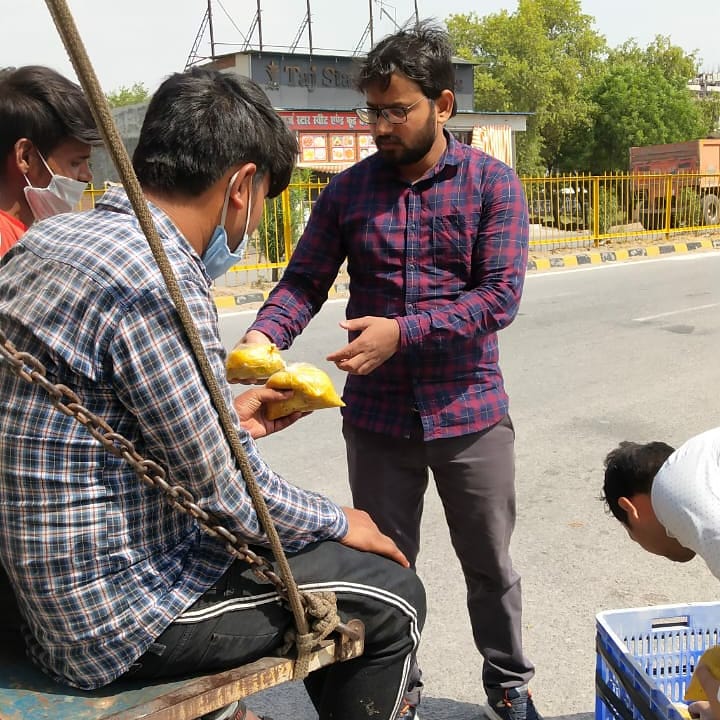 AdvDharmprakash's tweet photo. ये वक़्त भी निकल जायेगा ।
जिंदगी हर कदम एक नई जंग है ।
जीत जाएंगे वो हम अगर उनके संग हैं ।
#Navidiyan #FoodServiceteam #Covid19
#Corona #Hunger #labour #society #moralresponsibility
🙏 https://t.co/EQQR7PWQJj