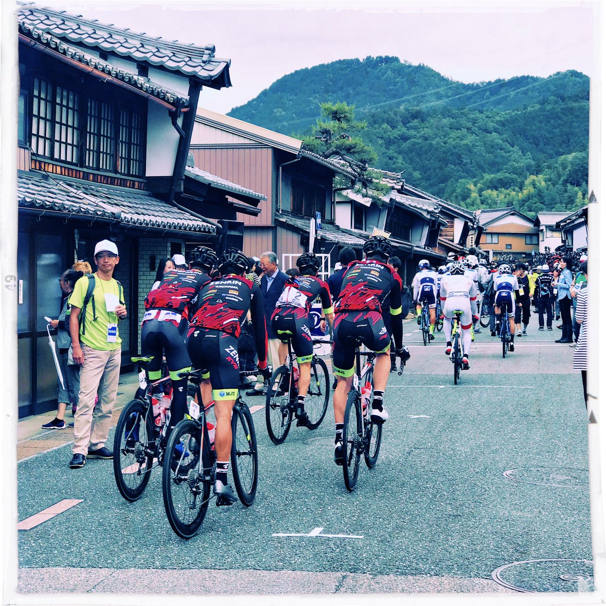gangi4767's tweet photo. #ツアーオブジャパン #TOJ #TOJ2018 #TourOfJapan
『うだつの上がる町並み』をスタートする美濃ステージ。ロードバイク、カラフルなサイクルジャージ、チームカーと江戸時代から残る町並みの組み合わせは新鮮。映える(笑)。 https://t.co/ZRcd0uEgxP